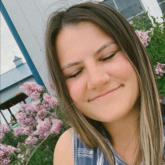 Meet your posher :) Hi I'm Tori! - Picture 3 of 4